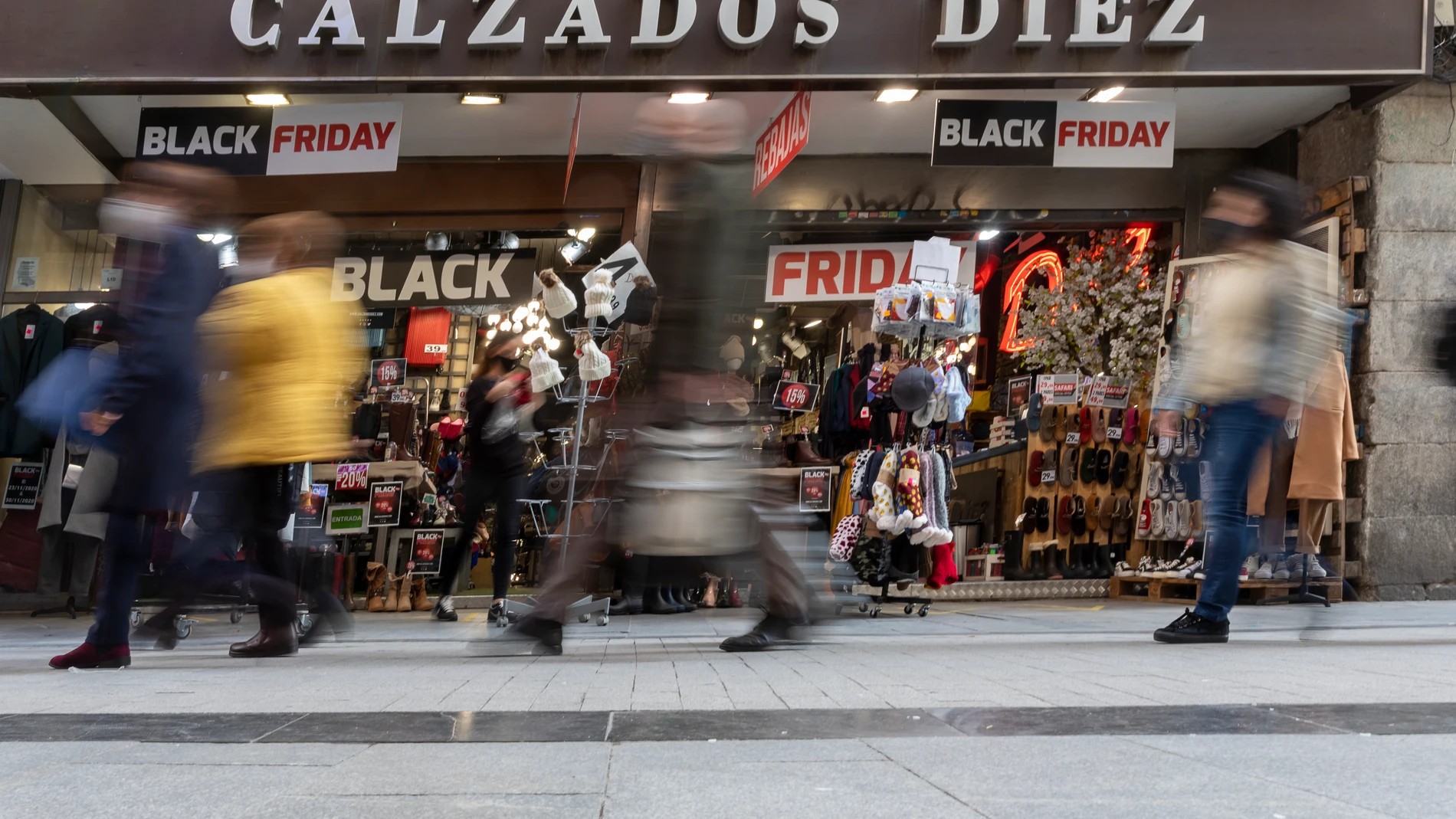 El comercio del centro de Madrid se prepara para el Black Friday 2020, anunciando sus ofertas y rebajas en los escaparates de las tiendas