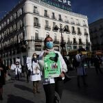 Acto de protesta de los médicos en la Puerta del Sol contra el decreto para habilitar sanitarios