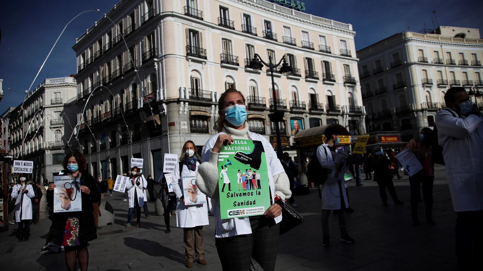 Acto de protesta de los médicos en la Puerta del Sol contra el decreto para habilitar sanitarios