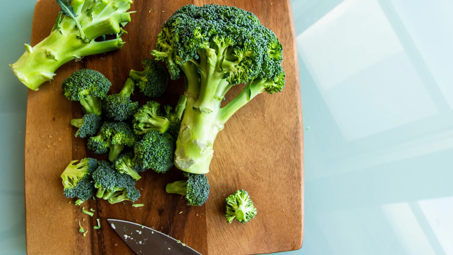 Al comer brócoli, el cuerpo lo transforma en sulforofano una sustancia anticancerígena que desata una reacción química en el organismo que favorece la absorción de la grasa