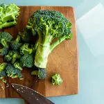 Al comer brócoli, el cuerpo lo transforma en sulforofano una sustancia anticancerígena que desata una reacción química en el organismo que favorece la absorción de la grasa