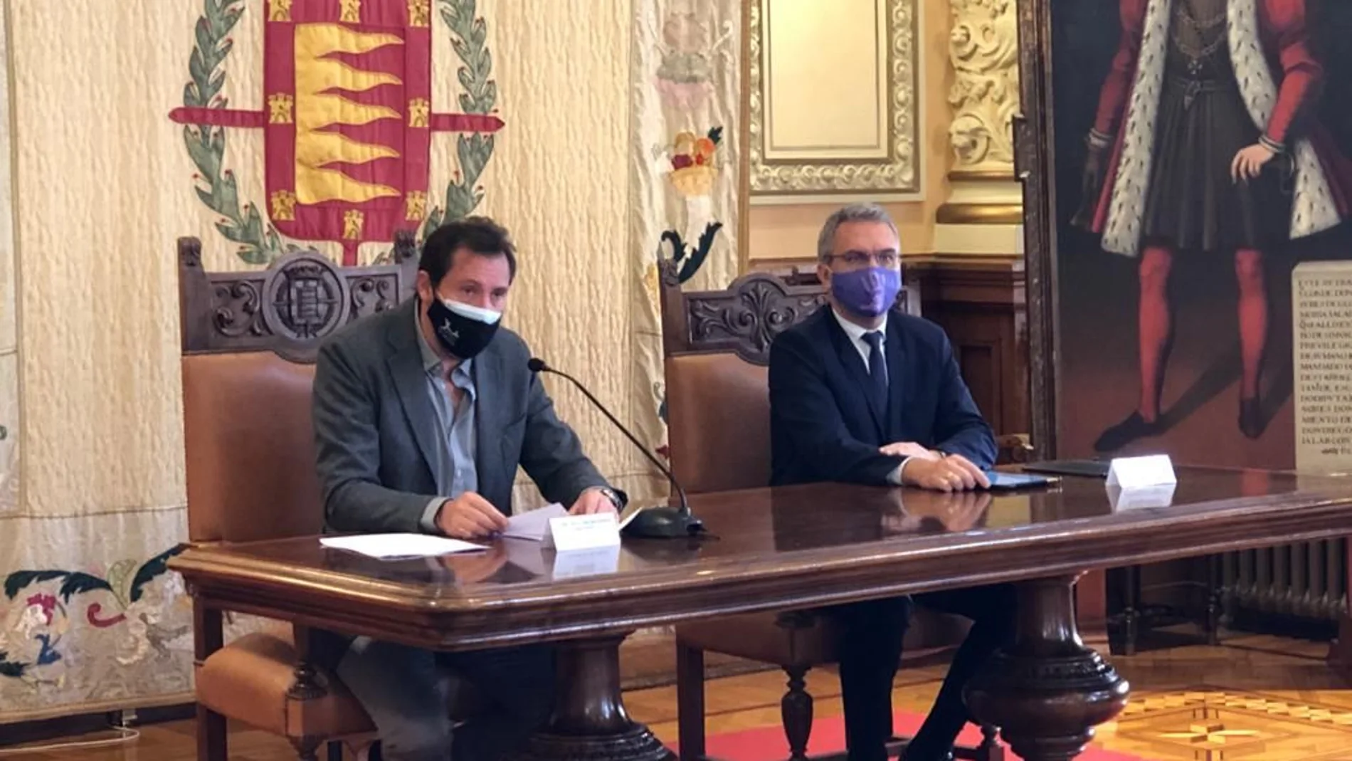 El alcalde de Valladolid, Óscar Puente, junto al delegado del Gobierno en Castilla y León, Javier Izquierdo, tras firmar el acuerdo por el que la policía local de Valladolid se adhiere al protocolo Viogen