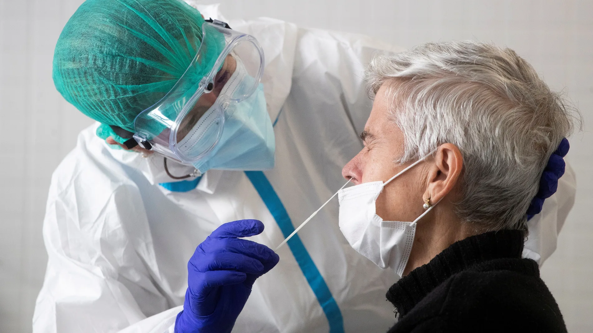 Una sanitaria realiza una prueba de antígenos en un CAP de Badalona (Barcelona) mientras la epidemia de coronavirus va la baja y Cataluña confía en los cribados intensivos de PCR y de antígenos, en el respeto ciudadano y del sector de la restauración de las normas de prevención anticovid, y en la llegada de la vacuna a principios de año para evitar una tercera ola de SARS-CoV-2. EFE/Marta Pérez.