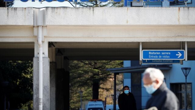 Vista del Hospital Donostia, que afronta, "tensionado" y con el personal "exhausto", aunque sin llegar al "desbordamiento", esta segunda ola de la pandemia como centro de referencia de Guipúzcoa, un territorio que ha alcanzado en octubre y noviembre tasas de incidencia muy superiores a las de primavera.