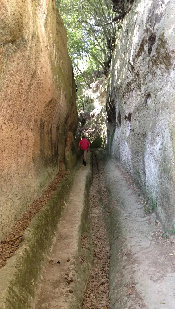 Imagen del pasadizo escavado en la roca en Pitigliano