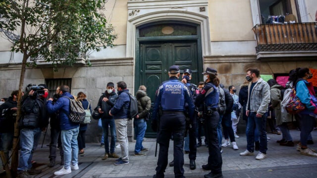 Agentes de Policía Municipal vigilan una concentración contra el desalojo de un bloque okupado en Madrid