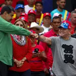 Fotografía de archivo del presidente venezolano, Nicolás Maduro junto a Diego Armando Maradona en 2018