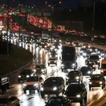 Miles de personas toman las carreteras para salir de &quot;puente&quot; por Acción de Gracias a pesar del brote de coronavirus en Chicago, Illinois