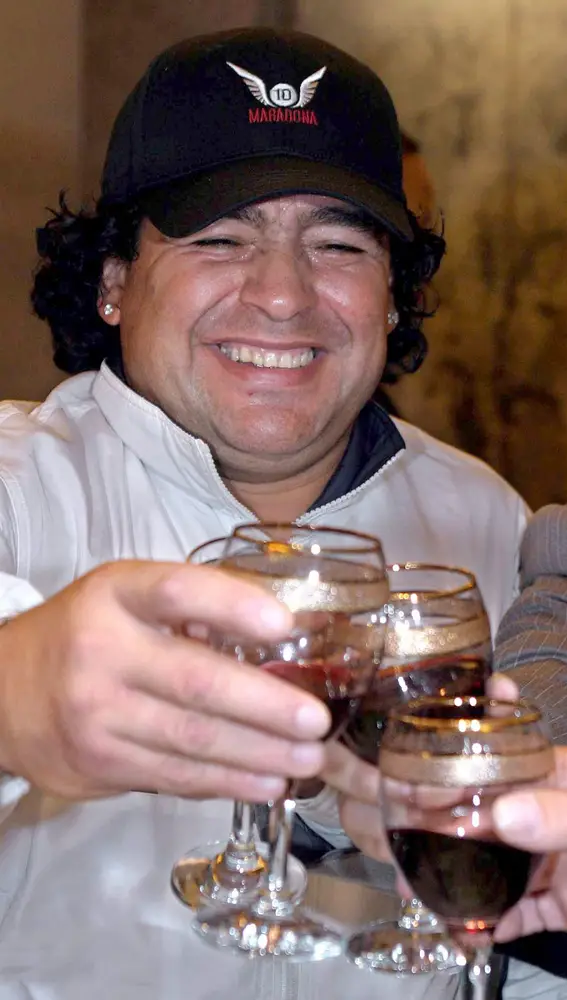Pekín, 2003. Maradona brindando durante una celebración. EFE/EPA/DIEGO AZUBEL *** Local Caption *** 00088854