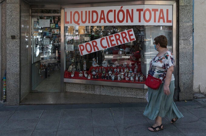 Un comercio con carteles que indican su liquidación de stock por cierre