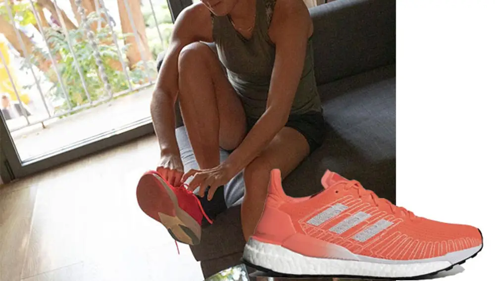 En la imagen, la influencer Candela Pérez con sus zapatillas de Adidas.