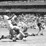 Peter Shilton, en el suelo, a punto de recibir el segundo gol de Maradona en los cuartos de final del Mundial de México 1986