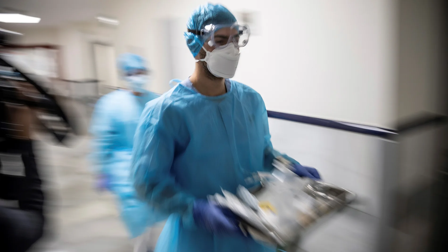 Personal sanitario trabaja en una planta del madrileño hospital Gregorio Marañón