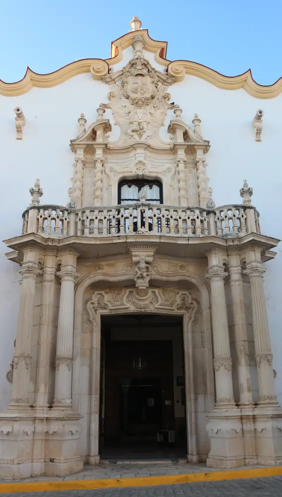 Impresionante fachada del palacio del Marqués de la Gomera, en Osuna