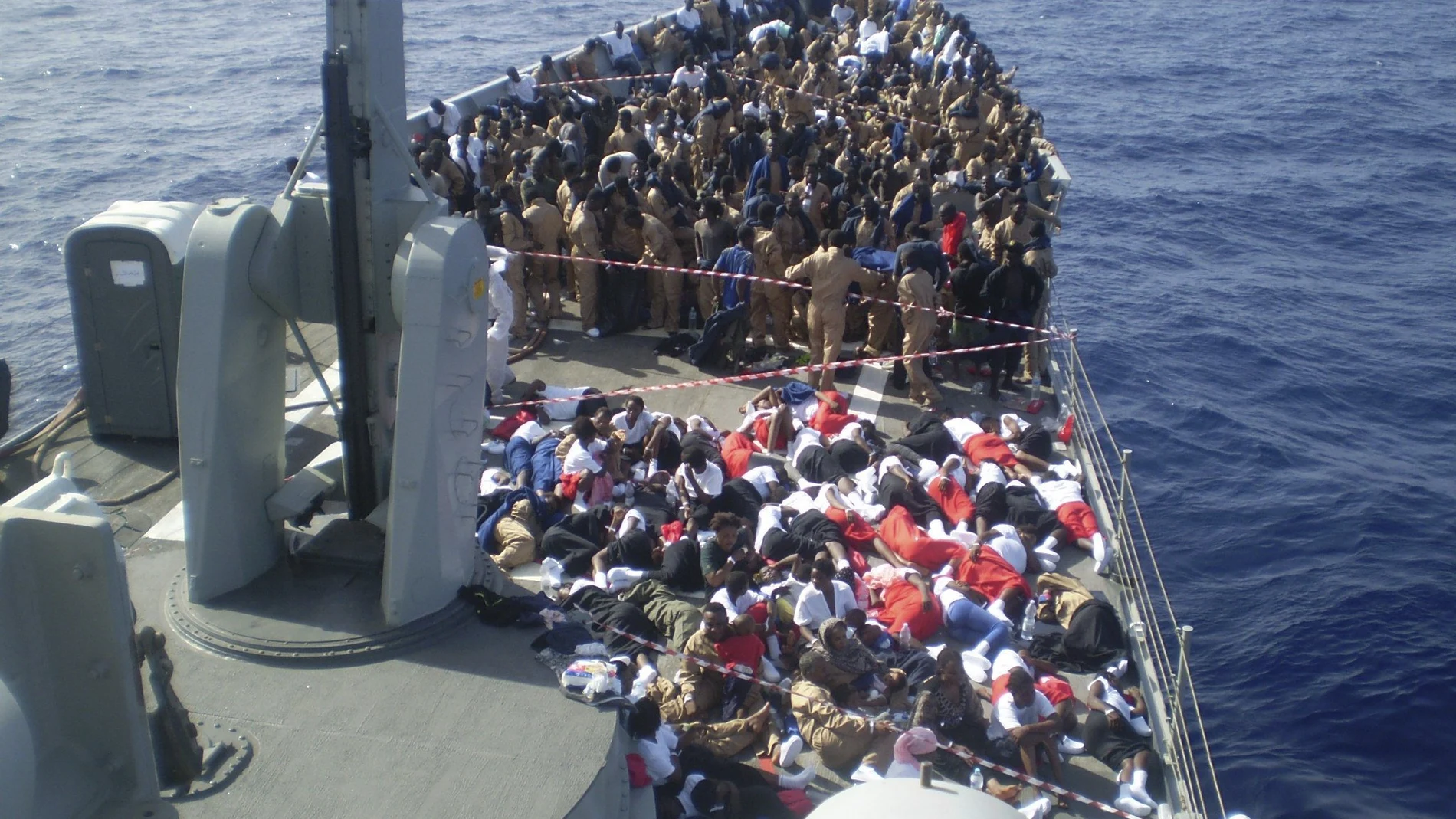 Rescate de inmigrantes llevado a cabo por la fragata "Navarra" en 2016 en la "Operación Sophia" en el Mediterráneo