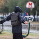 Una persona con un chubasquero bajo la lluvia (Andalucía, España)-. Firma: FRSE/RMG .-25 NOVIEMBRE 2020María José López / Europa Press25/11/2020
