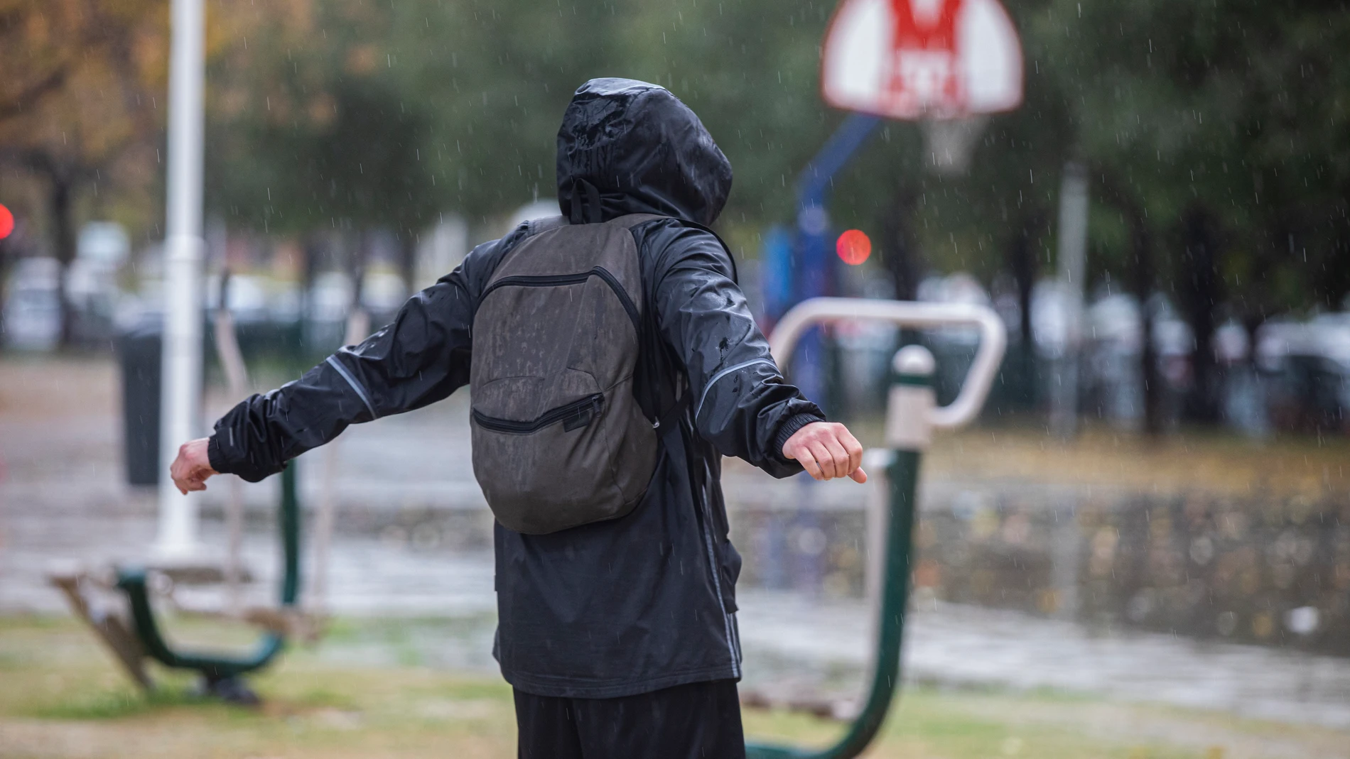 Una persona con un chubasquero bajo la lluvia (Andalucía, España)-. Firma: FRSE/RMG .-25 NOVIEMBRE 2020María José López / Europa Press25/11/2020