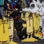 Inmigrantes africanos ayer en el puerto de Gran Canaria tras ser rescatados