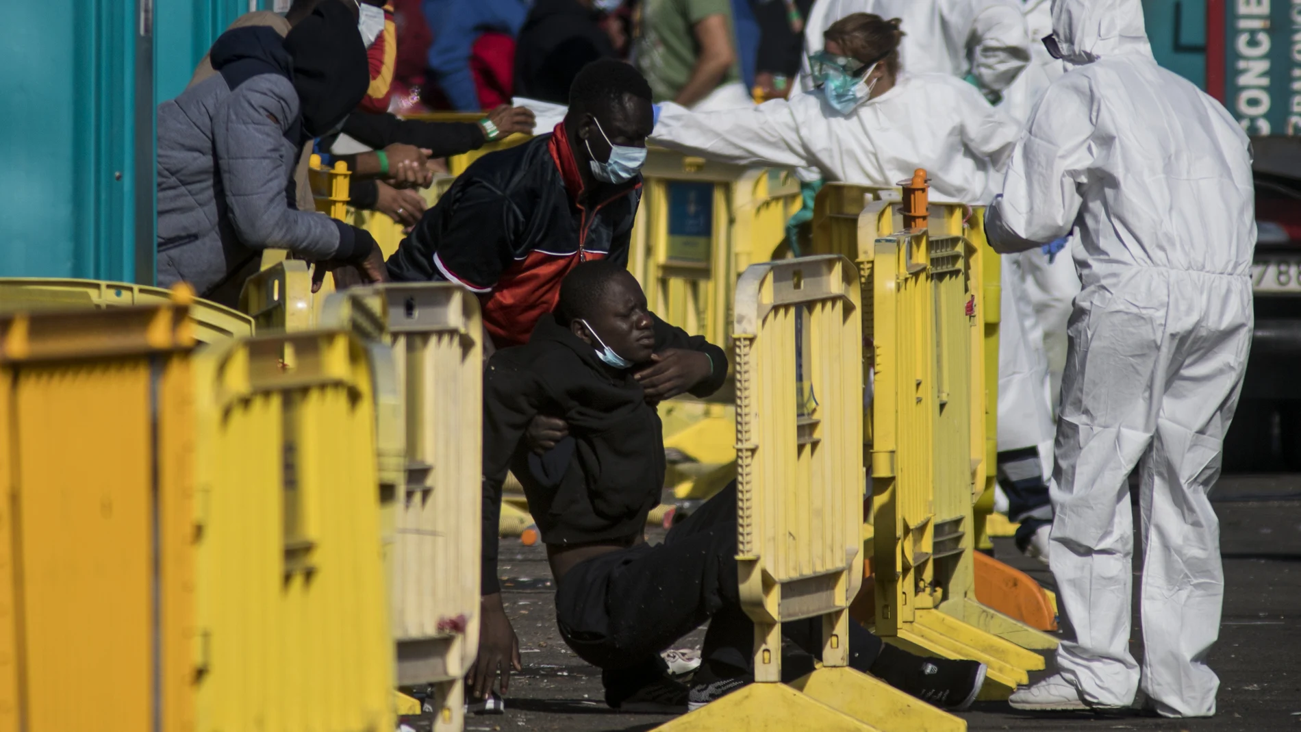 Inmigrantes africanos ayer en el puerto de Gran Canaria tras ser rescatados
