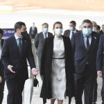 La Reina Letizia, acompañada por el presidente de la Junta, el ministro de Cultura, la delegada del Gobierno en Andalucía y el alcalde de Sevilla