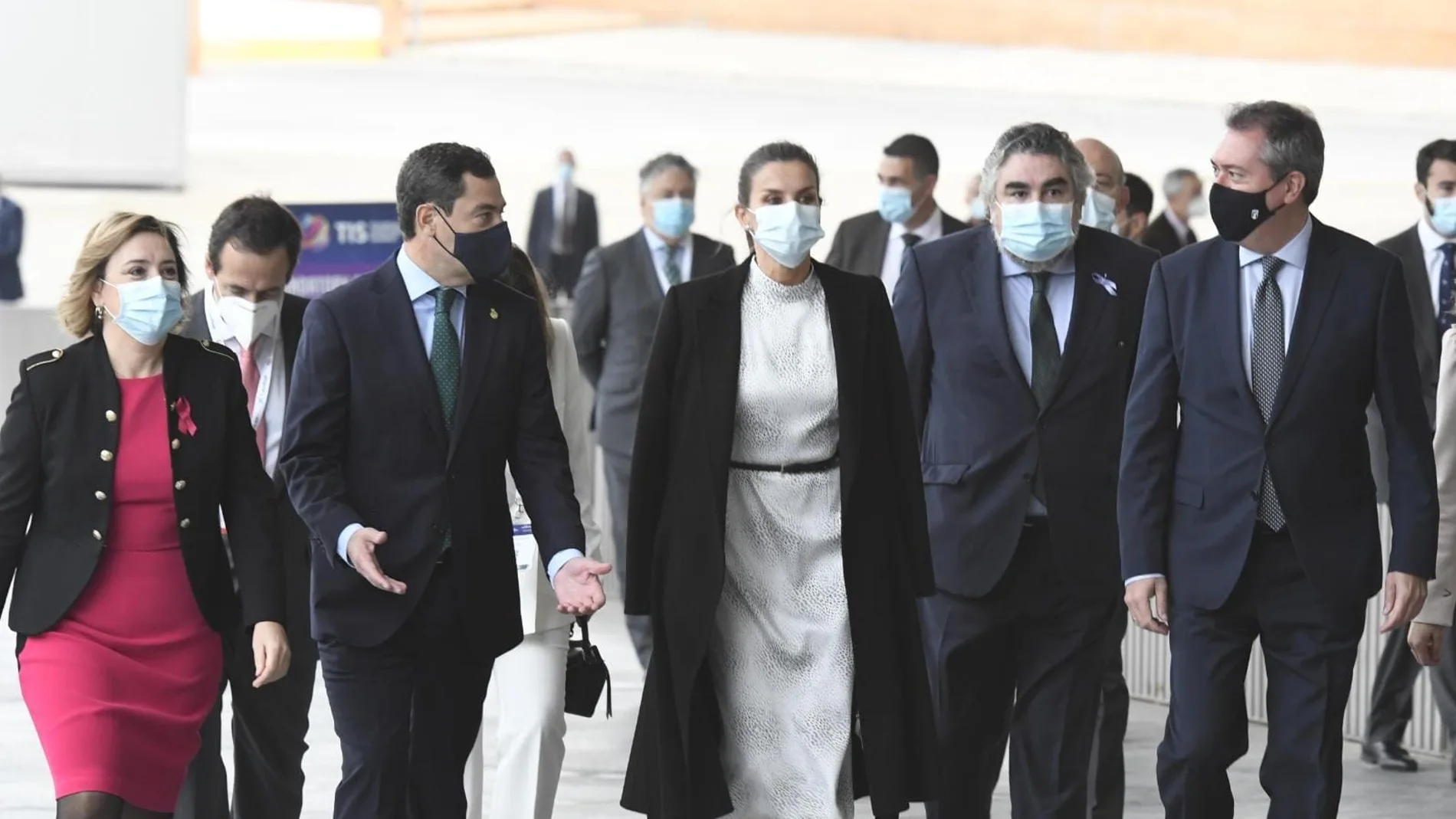 La Reina Letizia, acompañada por el presidente de la Junta, el ministro de Cultura, la delegada del Gobierno en Andalucía y el alcalde de Sevilla