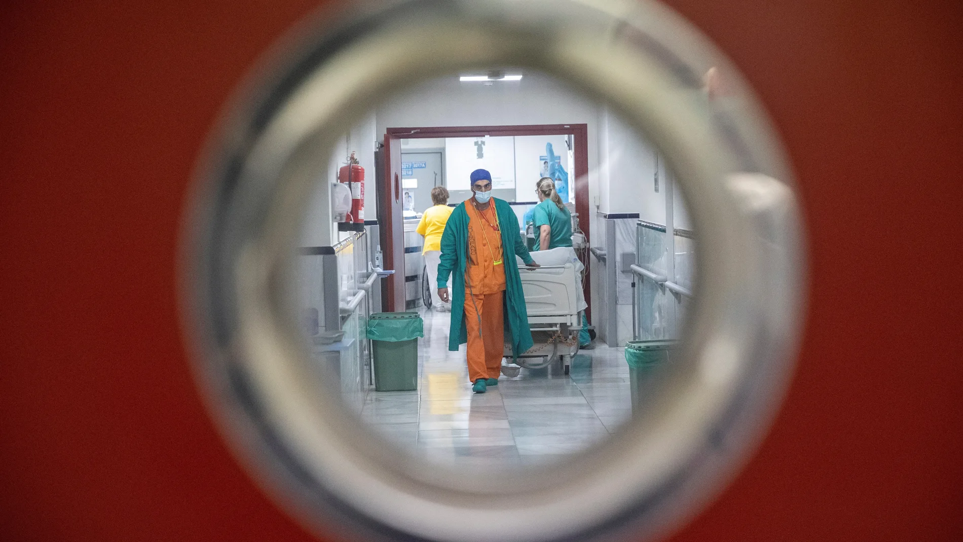 Personal sanitario trabaja en una planta del madrileño hospital Gregorio Marañón