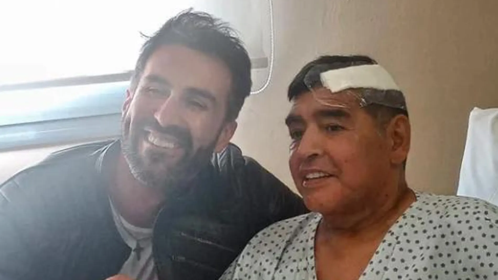 Maradona, junto a su médico, Leopoldo Luque tras su última operación