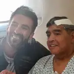 Maradona, junto a su médico, Leopoldo Luque tras su última operación