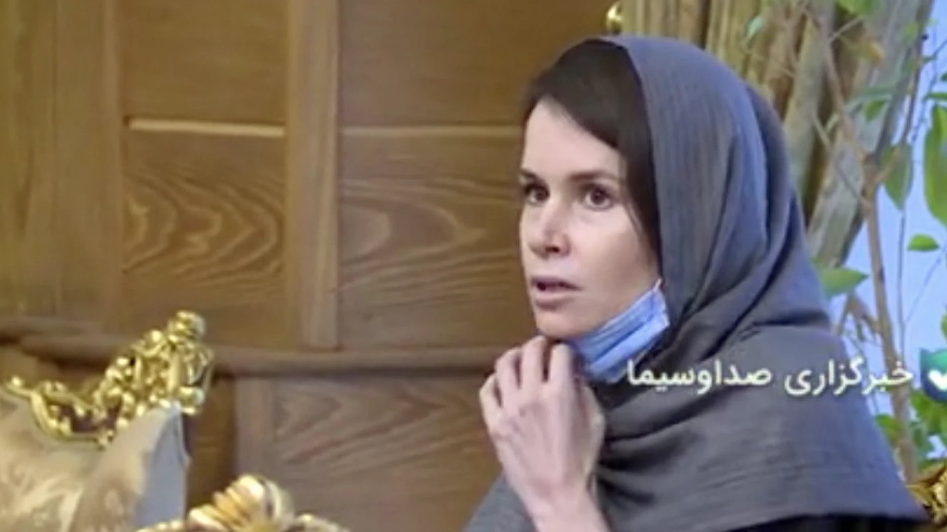 Imagen de un video de la televisión estatal de Irán (IRIB) que muestra a la ciudadana australiana y británica Kylie Moore-Gilbert durante un intercambio de prisioneros en el aeropuerto Mehr-Abad en Teherán, Irán