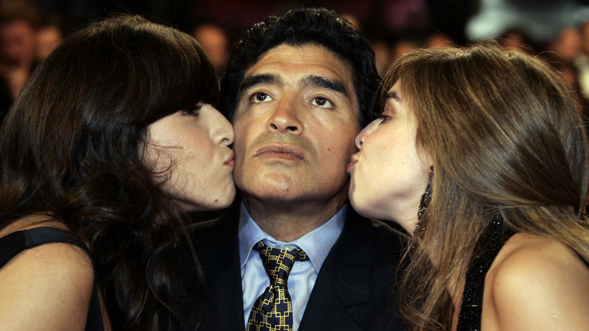 Giannina y Dalma, con su padre, Diego Armando Maradona