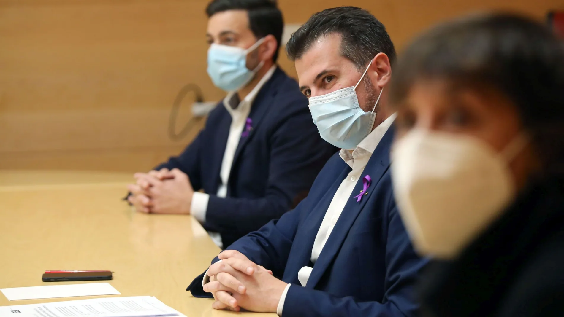 El secretario regional del PSOE, Luis Tudanca, durante su encuentro con representantes de la Mesa Sectorial de Sanidad