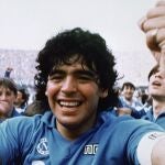 Maradona, con la camiseta del Nápoles
