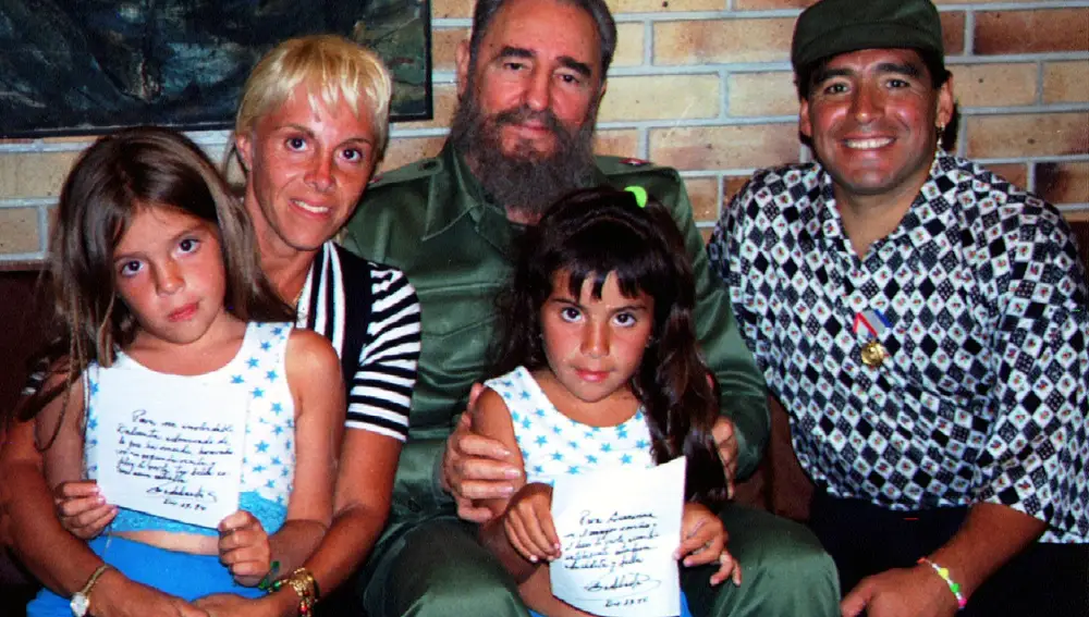 FILE PHOTO: Cuban President Fidel Castro poses with Argentine soccer star Diego Maradona, his wife Claudia Villafane and their two children, during a visit to the Revolution Palace in Havana, Cuba December 30, 1994. REUTERS/Rafael Perez/File Photo