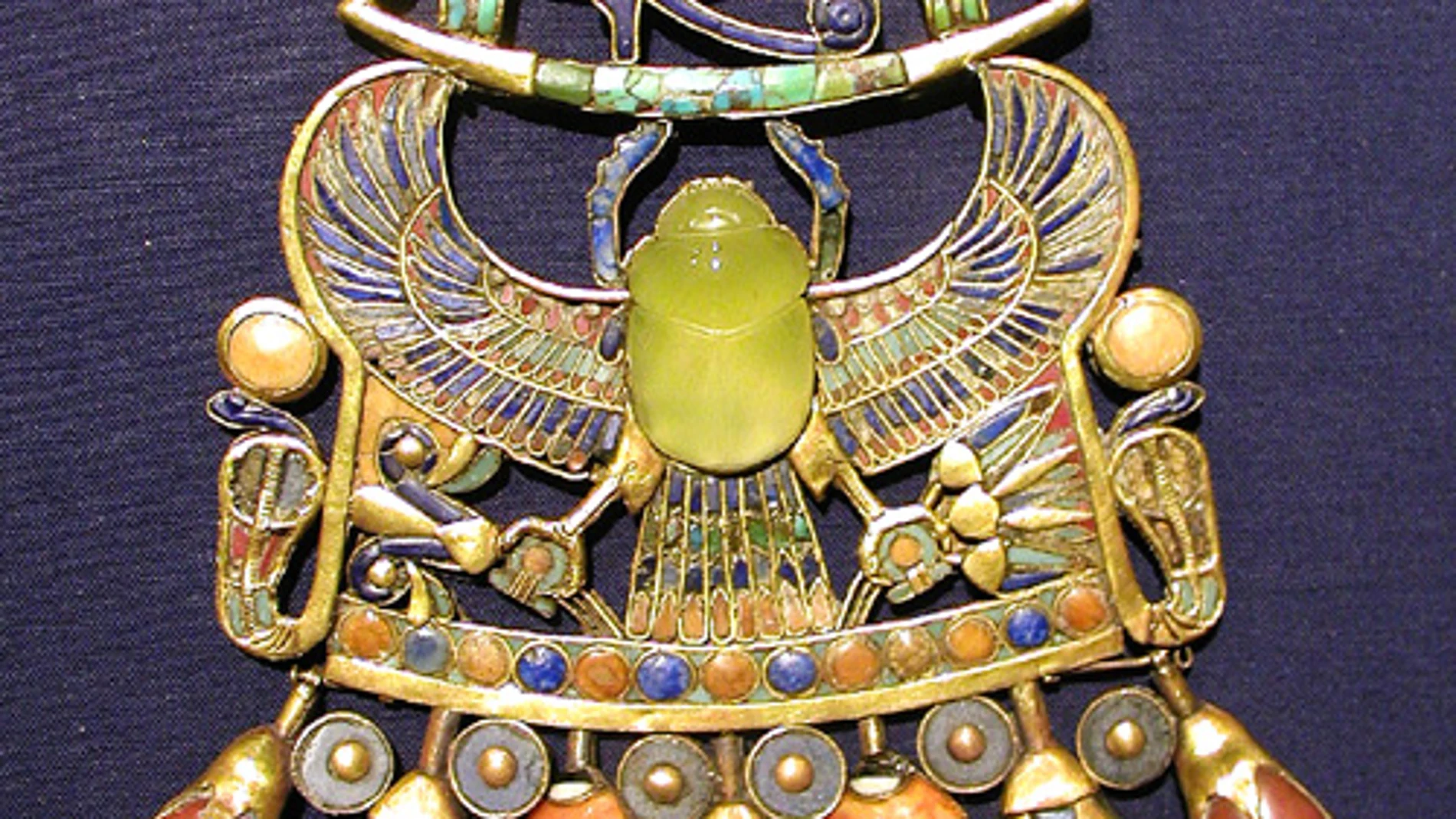 Un colgante de Tutankamón con un escarabajo tallado en un tipo de vidrio llamado «cristal de Libia».
