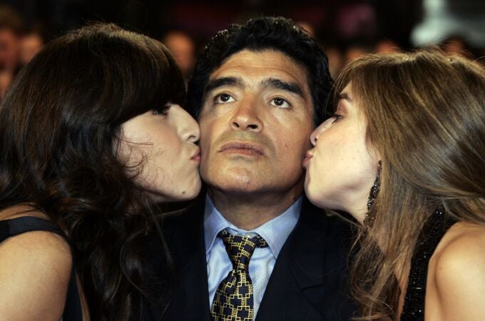 Giannina y Dalma, junto a su padre, Diego ArmandoMaradona. (AP Photo/Francois Mori, File)