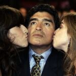 Giannina y Dalma, junto a su padre, Diego ArmandoMaradona. (AP Photo/Francois Mori, File)