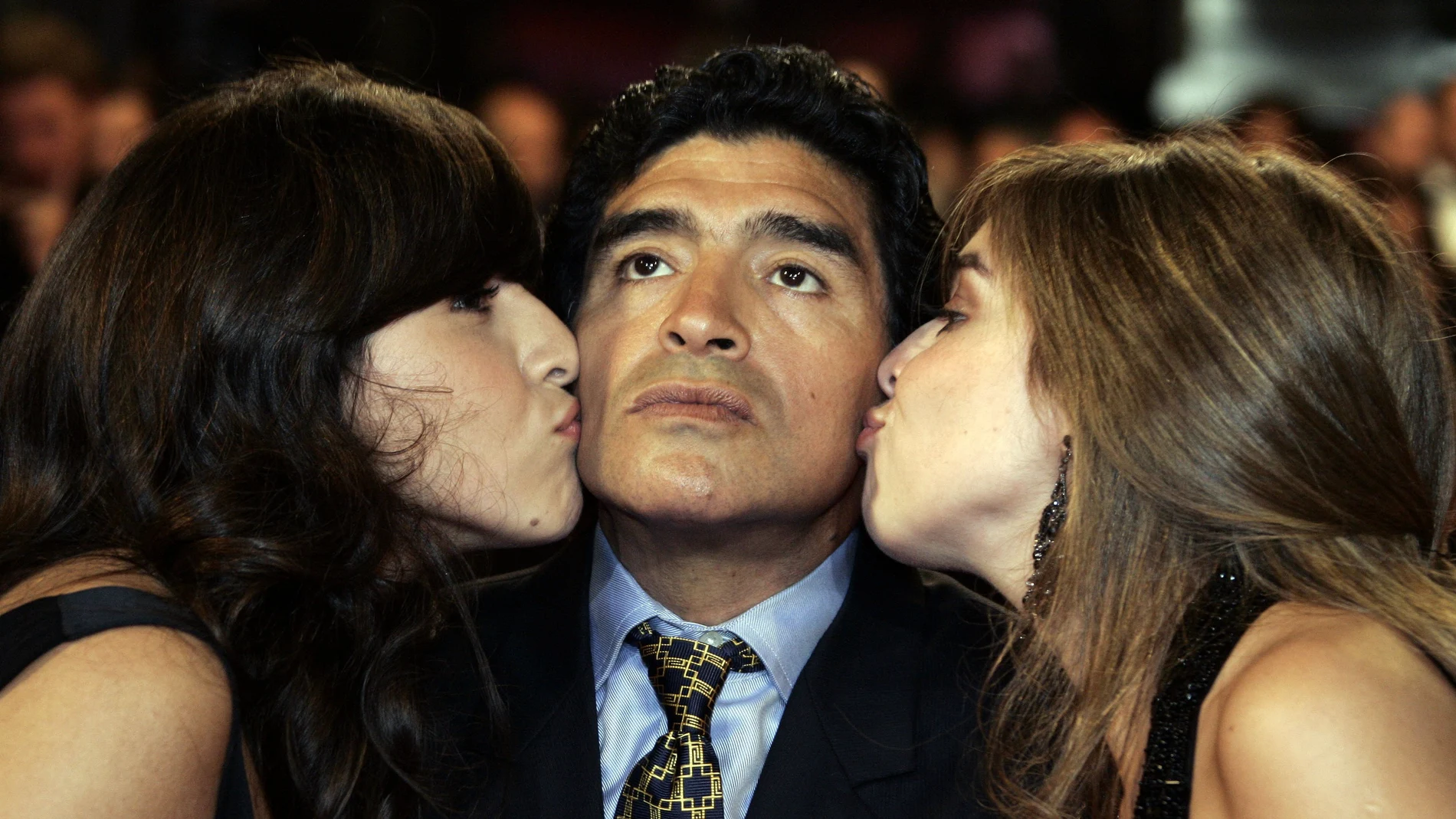 Giannina y Dalma, junto a su padre, Diego ArmandoMaradona. (AP Photo/Francois Mori, File)