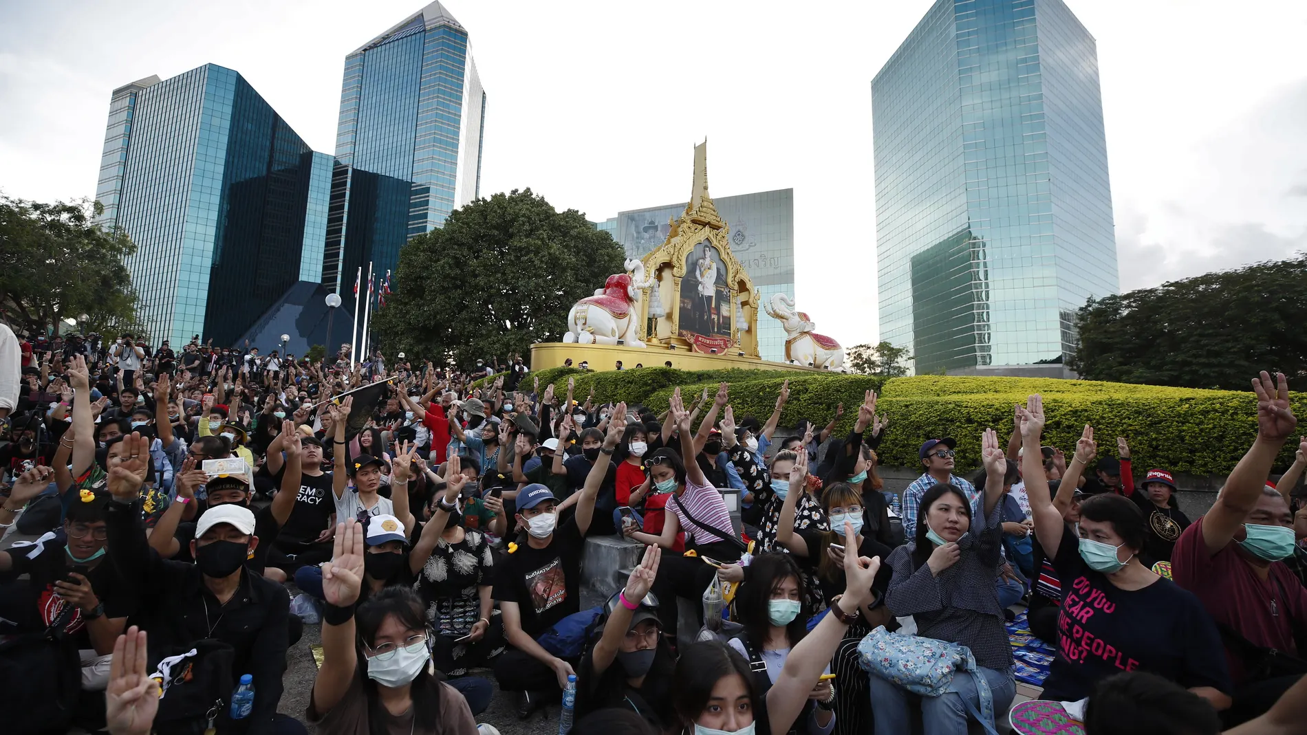 Bangkok (Thailand), 25/11/2020.- Protesters flash the three-finger salute during an anti-government protest calling for monarchy reform at the Siam Commercial Bank headquarters in Bangkok, Thailand, 25 November 2020. Pro-democracy protesters held a mass rally calling for the monarchy reform and to demand public oversight of the kingvïs assets at the Siam Commercial Bank where Thai King Maha Vajiralongkorn is a major shareholder of the bank. (Protestas, Tailandia) EFE/EPA/DIEGO AZUBEL