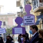 El presidente de la Generalitat, Ximo Puig (3º d), durante un momento de la concentración celebrada esta mañana ante el palau de la Generalitat y la Diputación con motivo del Día Internacional para la eliminación de la violencia contra las mujeres que ha sido convocada por la Asociación de Mujeres Separadas y Divorciadas, el Moviment Democràtic de Dones y Alanna.