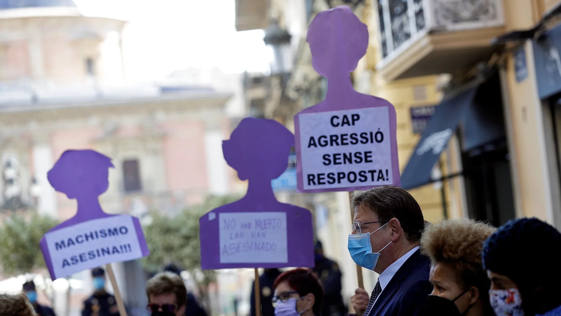 El presidente de la Generalitat, Ximo Puig (3º d), durante un momento de la concentración celebrada esta mañana ante el palau de la Generalitat y la Diputación con motivo del Día Internacional para la eliminación de la violencia contra las mujeres que ha sido convocada por la Asociación de Mujeres Separadas y Divorciadas, el Moviment Democràtic de Dones y Alanna.