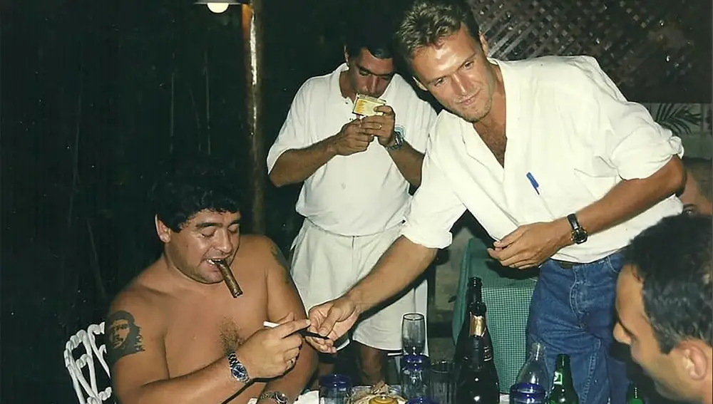 El campeón del Mundial, con un puro y un tatuaje del Che en La Habana, en 2000. A principios de ese año, Maradona se vio envuelto en una disputa con periodistas locales, que trataban de fotografiarle durante la rehabilitación a la que se sometió en la isla: «Si ellos no me respetan a mí, no tengo que respetarlos a ellos», dijo entonces.