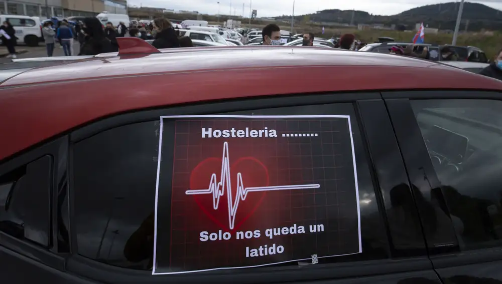 cartel en uno de los coches denunciando la delicada situación de la hostelería del Bierzo