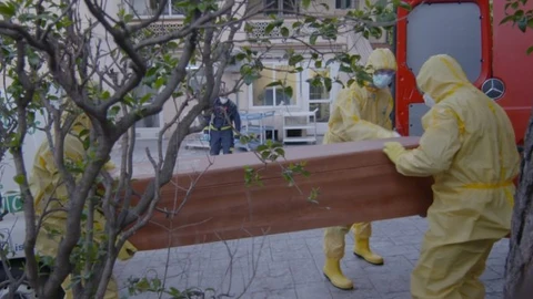 Una escena del filme "2020" en la que varios bomberos portan féretros procedentes de una residencia de ancianos