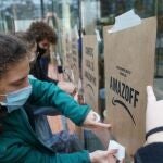Ecologistas ocupan la sede de Amazon en Barcelona en protesta por el Black Friday