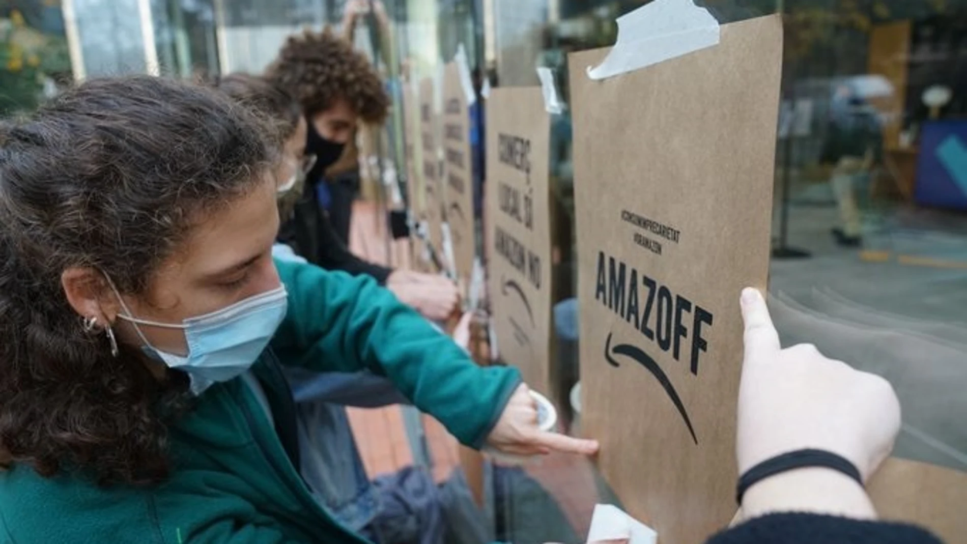 Ecologistas ocupan la sede de Amazon en Barcelona en protesta por el Black Friday