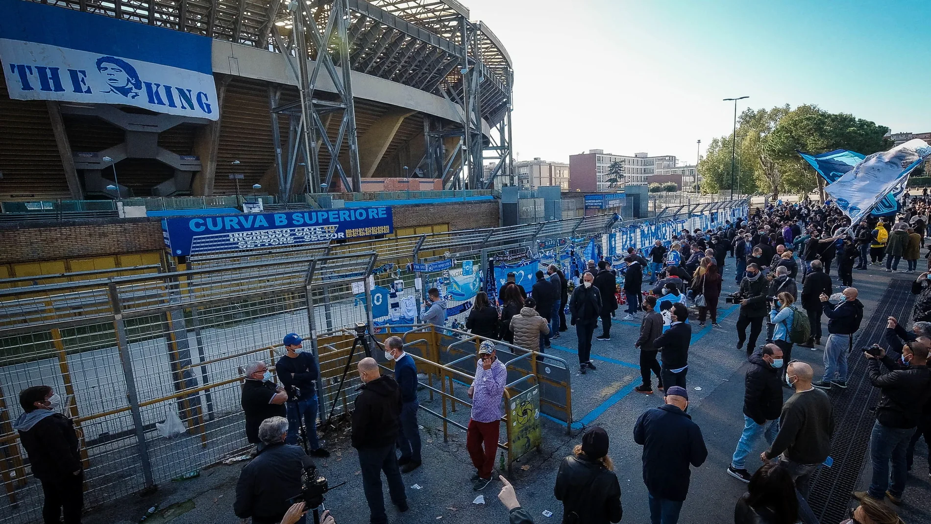 San Paolo, el estadio del Nápoles tras conocerse el fallecimiento de Diego Armando Maradona.