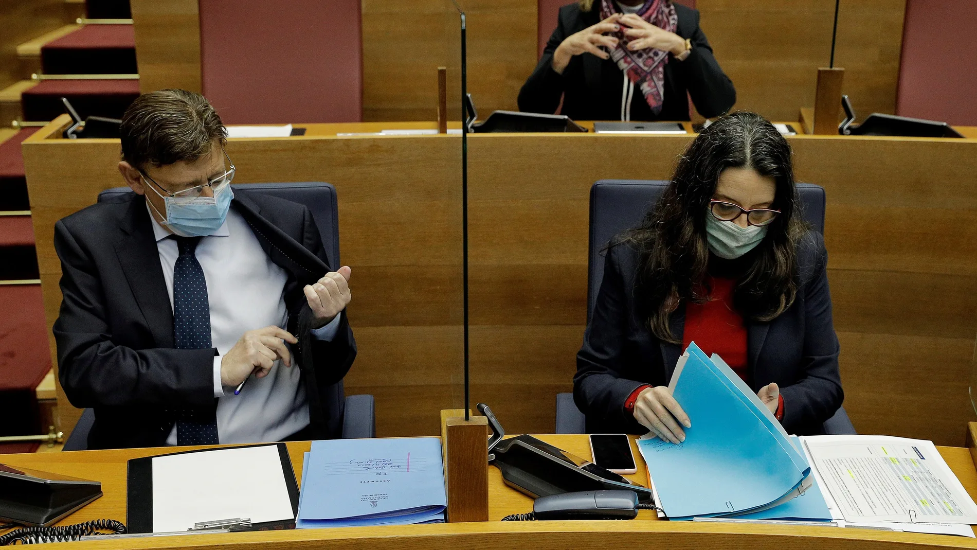 El president de la Generalitat, Ximo Puig, y la vicepresidenta Mónica Oltra, durante el pleno de Les Corts celebrado ayer