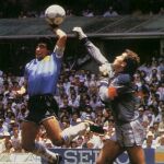 Maradona marca con la mano el gol de la Mano de Dios