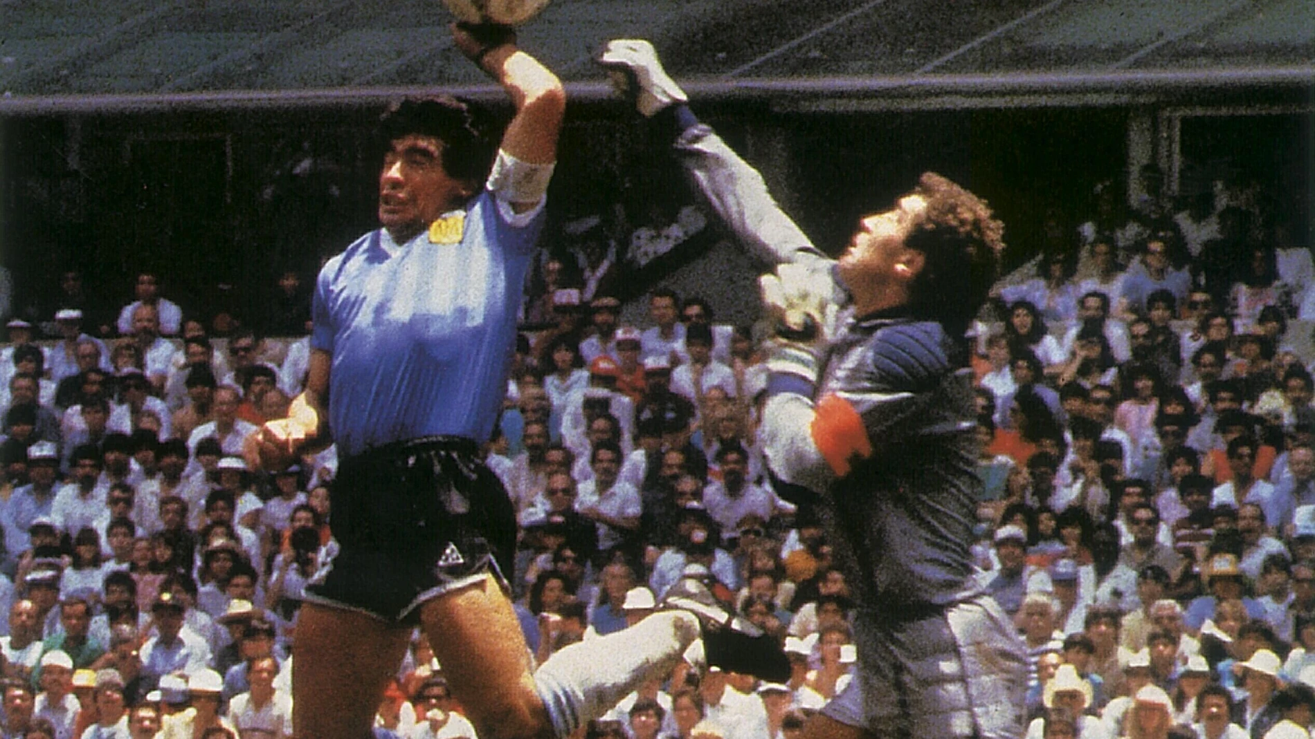 Maradona marca con la mano el gol de la Mano de Dios