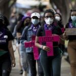 -FOTOGALERIA- NI3009. MANAGUA (NICARAGUA), 25/11/2020.- Grupos de mujeres marchan hoy, durante la conmemoración del Día Internacional de la Eliminación de la Violencia contra la Mujer, en Managua (Nicaragua). Organizaciones feministas y defensoras de los derechos humanos de Nicaragua declararon día de "luto" este miércoles, Día Internacional de la Eliminación de la Violencia contra la Mujer, por las 69 víctimas de feminicidios en el país en lo que va del año, y mostraron su inconformidad con las políticas públicas que afectan a las mujeres. EFE/ Jorge Torres